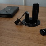 usb hub från dealextreme där alla små prylar ansluts enkelt usb hub nedfällt i skrivbordet